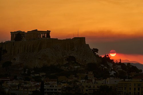 Der Rauch zieht bis über die Hauptstadt Athen. - © Petros Giannakouris/AP/dpa