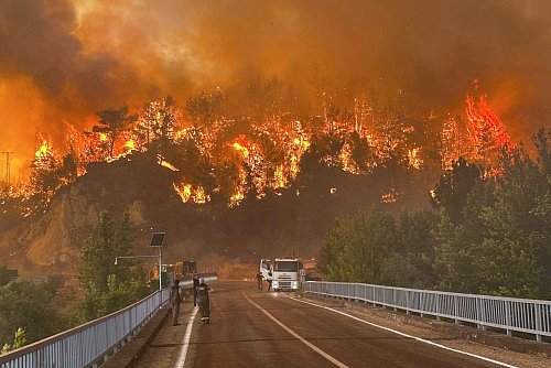 In der Türkei kämpfen Helfer gegen zahlreiche Waldbrände. - © Ridvan Bostanci/IHA/dpa