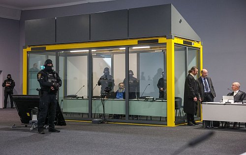 Der Angeklagte Taleb al-Abdulmohsen sitzt zu Prozessbeginn in einem kugelsicheren Glaskasten im Gerichtssaal. - © Jan Woitas/dpa