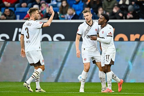 Traf für den Aufsteiger aus Hamburg: Oladapo Afolayan (r). - © Uwe Anspach/dpa