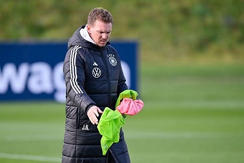 Bundestrainer Nagelsmann sortiert die Leibchen für das Training. - © Uwe Anspach/dpa