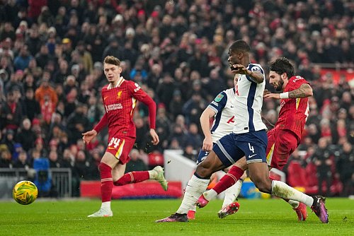 Der ehemalige Leipziger Dominik Szoboszlai traf zum 3:0 für die Reds. - © Jon Super/AP/dpa