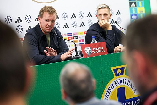 Bundestrainer Julian Nagelsmann (l) und Verteidiger Nico Schlotterbeck bei der Pressekonferenz vor dem Nordirland-Spiel. - © Christian Charisius/dpa