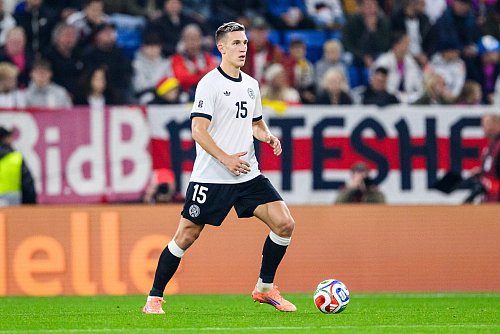 Nico Schlotterbeck am Ball bei seinem Länderspiel-Comeback gegen Luxemburg. - © Tom Weller/dpa
