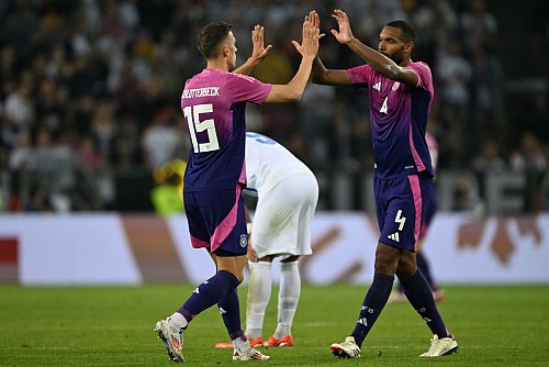 Zwei, die sich verstehen auf dem Platz: Nico Schlotterbeck (l) und Jonathan Tah. - © Federico Gambarini/dpa