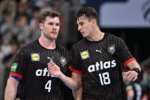 Kapitän Johannes Golla (l.) und Julian Köster sind die Anführer im DHB-Team. (Archivbild) - © Swen Pförtner/dpa
