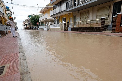 Zahlreiche Straßen sind in Südostspanien bei schweren Regenfällen überschwemmt worden. - © Edu Botella/EUROPA PRESS/dpa
