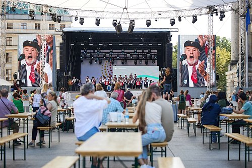 Der Bundestag feiert sein 75-jähriges Bestehen mit einem Bürgerfest rund um den Reichstag. - © Joerg Carstensen/dpa