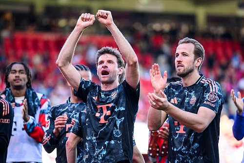 Thomas Müller (l) steht vor seinem 500. Bundesligaspiel und dem 13. Meistertitel mit dem FC Bayern. Harry Kane hofft mit 31 Jahren auf seinen ersten Team-Titel als Fußball-Profi. - © Tom Weller/dpa