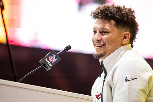 Mahomes könnte seinen vierten Super-Bowl-Titel gewinnen - und das vor seinem 30. Geburtstag. - © Maximilian Haupt/dpa