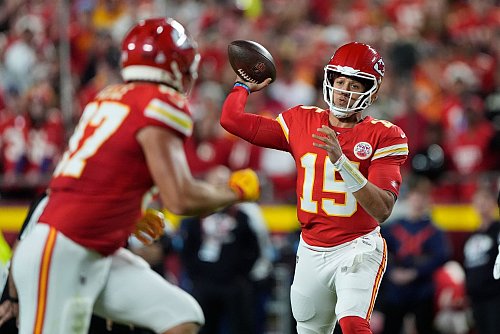 Pass Mahomes, Touchdown Kelce: Diese Kombination gab es in den Playoffs 17 Mal. - © Charlie Riedel/AP/dpa