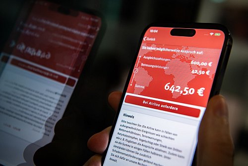 Kostenlose Unterstützung: Die Verbraucherzentrale NRW hilft und unterstützt Reisende mit ihrer Flugärger-App. - © Zacharie Scheurer/dpa-tmn