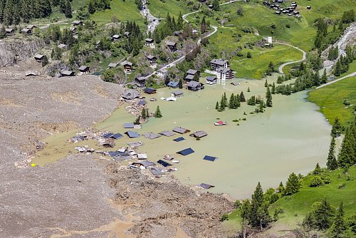 Das Wasser hat sich wegen des Schuttberges zu einem See gestaut. - © Jean-Christophe Bott/KEYSTONE/dpa