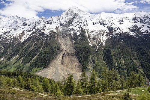 Blick auf den Birchgletscher, einen Tag nachdem eine massive Lawine ins Tal abgegangen ist. - © Alessandro della Valle/Keystone/dpa