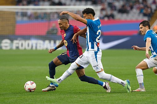 Meist einen Schritt voraus: Kapitän Raphinha (l) und Co. lassen Espanyol keine Chance. - © Joan Monfort/AP/dpa