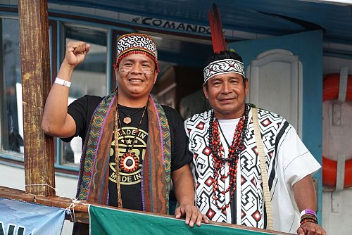 Vieler indigene Vertreter tragen traditionelle Gewänder und Kopfschmuck. - © Larissa Schwedes/dpa