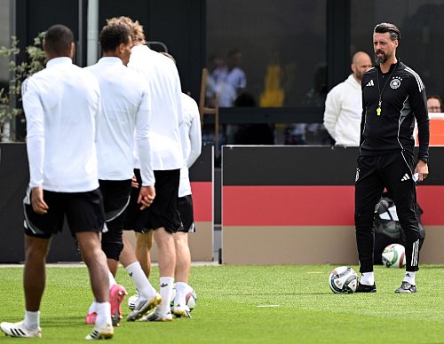 Der Kommandogeber auf dem Trainingsplatz: Sandro Wagner (r) beim Abschlusstraining vor dem Frankreich-Spiel. - © Federico Gambarini/dpa