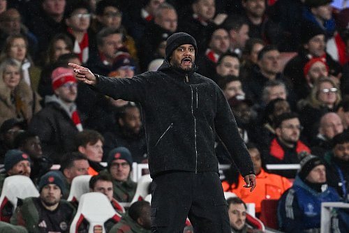 Vincent Kompany sah eine erste Halbzeit ohne klar spielbestimmendes Team. - © Sven Hoppe/dpa