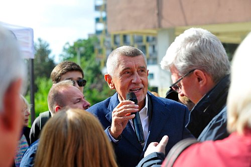 Der tschechische Milliardär und Gründer der Partei ANO, Andrej Babis, bei einem Wahlkampfauftritt im Prager Stadtteil Modrany. (Archivbild) - © Michael Heitmann/dpa