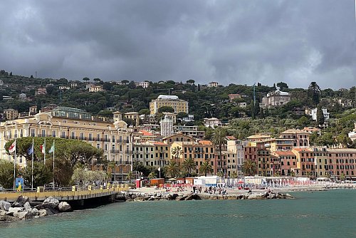 Baden, sonnen und schlemmen - das ist in den Lidos an der Uferpromenade von Santa Margherita Ligure möglich. - © Bernhard Krieger/dpa-tmn
