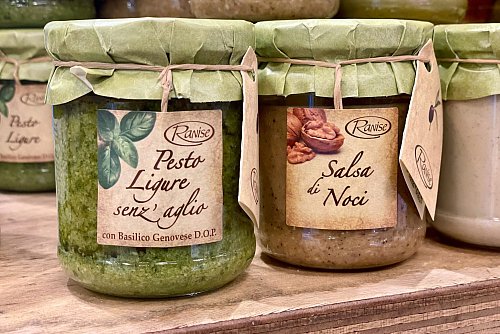 Pesto - ein Klassiker der italienischen Küche, den es in vielen Variationen gibt. - © Bernhard Krieger/dpa-tmn