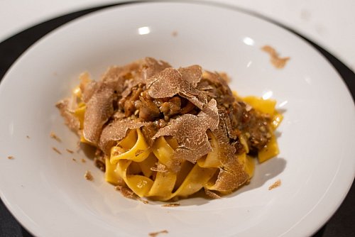Mit gehobeltem Topping aus der Erde: Pasta mit weißem Trüffel. - © Lavezzo Studios/Fiera Internazionale del Tartufo Bianco Alba/dpa-tmn