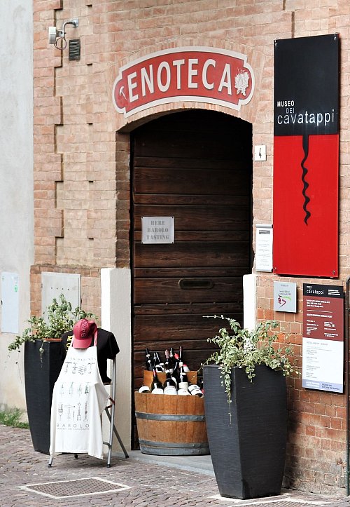 Auch das Museo dei Cavatappi in Barolo hat eine «Enoteca», ein Weingeschäft, wo degustiert werden kann. - © Bernhard Krieger/dpa-tmn