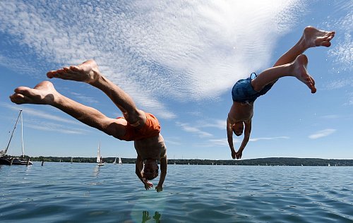 Flachköpper macht aua! Einen Kopfsprung ins Wasser sollte man nur wagen, wenn es erlaubt und das Wasser sicher tief genug ist. - © Tobias Hase/dpa/dpa-tmn