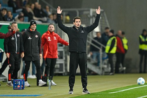 Ist ein Fan des VAR: Nürnbergs Trainer Miroslav Klose. - © Uwe Anspach/dpa