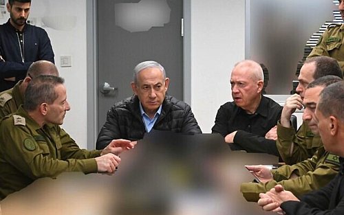 Israels Ministerpräsident Benjamin Netanjahu (M,l), Verteidigungsminister Joav Gallant (M,r) und andere hochrangige Militäroffiziere sitzen zur Lageberatung in der unterirdischen Kommandozentrale der israelischen Luftwaffe in Tel Aviv. - © -/Israel Mod/Xinhua/dpa