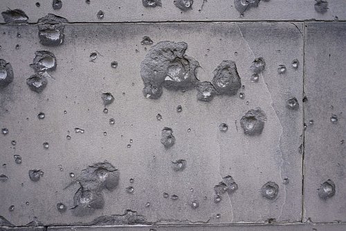 Kriegsspuren sind in Berlin bis heute zu sehen. (Archivbild) - © Jörg Carstensen/dpa