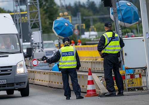 Die Grenzkontrollen sollen ausgeweitet werden. - © Peter Kneffel/dpa