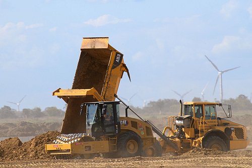 Baufahrzeuge auf der Baustelle der zunächst geplanten Intel-Fabriken im Sommer 2024. Ministerpräsident Haseloff hofft nun auf andere Ansiedlungen auf dem Gelände. - © Klaus-Dietmar Gabbert/dpa