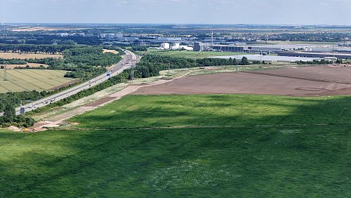 Felder zu Industriepark - das war der Plan in Magdeburg. Die riesige Intel-Investition ist jedoch geplatzt. (Archivbild) - © Peter Gercke/dpa
