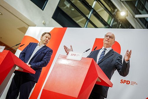 «Klare Haltung, Kampfgeist», das will sich Klingbeil von Wahlsieger Woidke abschauen. - © Kay Nietfeld/dpa