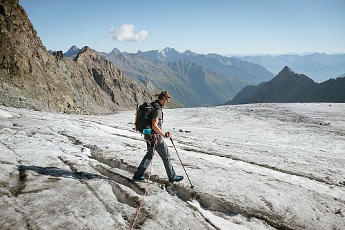 Aufstieg zum Großglockner: Selbst der Normalweg zum Gipfel führt über Gletscherpassagen und steile Firnhänge. - © Schwarz Jens/Tirol Werbung/dpa-tmn