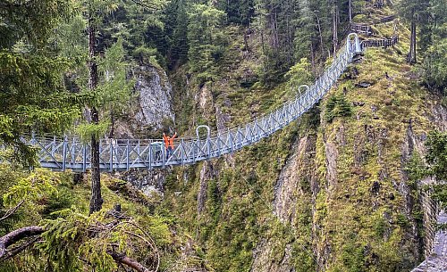 Ein Highlight auf dem abwechslungsreichen Talrundweg von Kals ist die Hängebrücke. - © Joachim Hauck/dpa-tmn