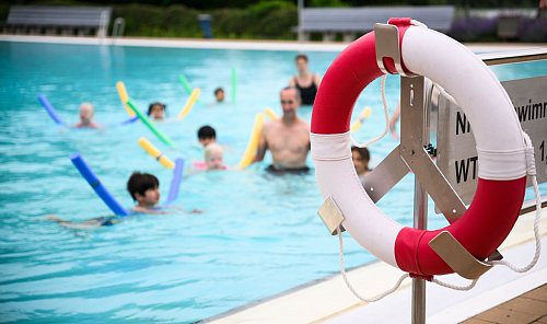 Mehr als 9.100 Freiwillige der DLRG sind in der Schwimmausbildung tätig. (Symbolbild) - © Julian Stratenschulte/dpa