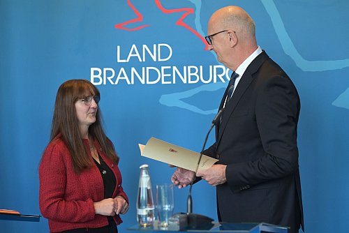Sie hat ihren Rücktritt erklärt: Brandenburgs Innenminiserin Katrin Lange (SPD) bekommt aus den Händen von Ministerpräsident Dietmar Woidke die Entlassungsurkunde. - © Michael Bahlo/dpa