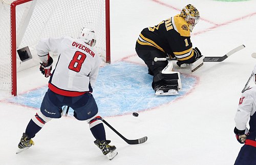Owetschkin ist dem NHL-Rekord mit diesem Treffer noch näher gekommen. - © Mark Stockwell/AP/dpa