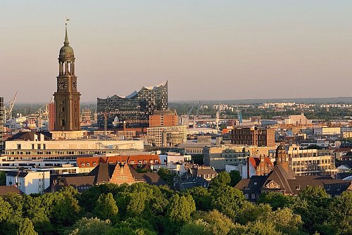 Blick vom neuen Wahrzeichen aus zu den anderen Wahrzeichen Hamburgs: Michel und Elbphilharmonie vom Flakbunker aus gesehen. - © Wolfgang Stelljes/dpa-tmn