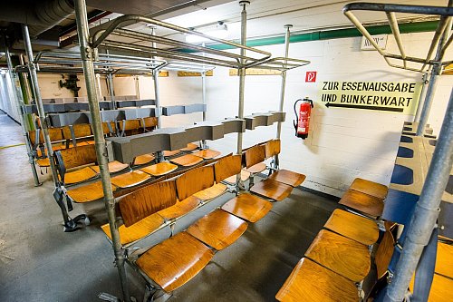 «16 Stunden sitzen, acht Stunden liegen», so war es im Ernstfall gedacht im «Tiefbunker Steintorwall». - © Daniel Bockwoldt/dpa/dpa-tmn