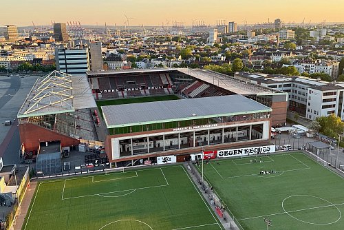 Blick vom Flakbunker in St. Pauli auf das Millerntor-Stadion. - © Wolfgang Stelljes/dpa-tmn