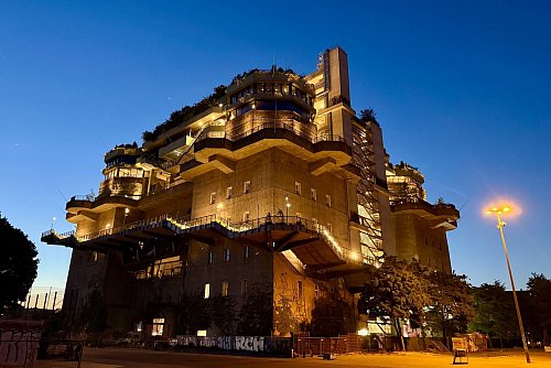 Wie eine Trutzburg aus düsterer Zeit: der Flakbunker St. Pauli zum Abend. - © Wolfgang Stelljes/dpa-tmn