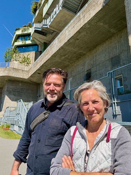Auf dem Bergpfad des Flakbunkers: Stadtführer Tomas Kaiser mit Miriam Wiese vom Verein Hilldegarden. - © Wolfgang Stelljes/dpa-tmn