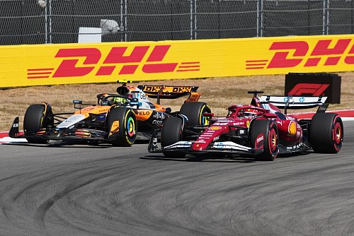 Nach seinen Angriffen auf Leclerc (r.) drohte Norris eine Zeitstrafe wegen der sogenannten Tracklimits. - © Nick Didlick/AP/dpa