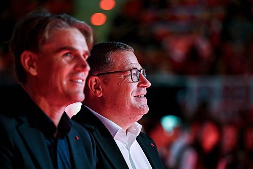 Bayerns Sportdirektor Christoph Freund (l) und Sportvorstand Max Eberl durften sich über viel Beifall freuen. - © Harry Langer/dpa