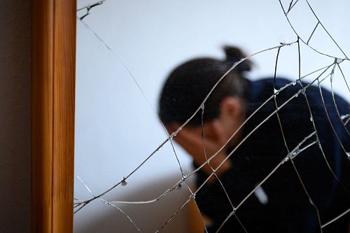 Im vergangenen Jahr erlebten in Deutschland mehr als 250.000 Menschen häusliche Gewalt - vorwiegend Frauen. - © Jonas Walzberg/dpa