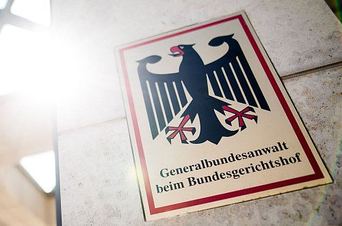 In rund 20 Objekten gab es richterlich angeordnete Durchsuchungen. (Symbolbild) - © Christoph Schmidt/dpa