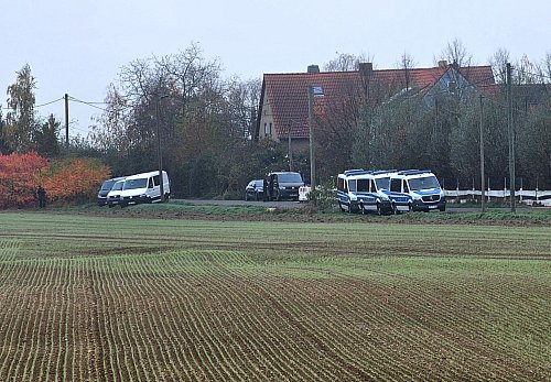 Razzia gegen mutmaßliche Rechtsterroristen am Rande von Grimma. - © Tobias Junghannß/dpa